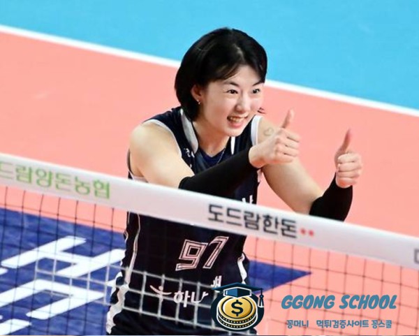 한국도로공사 캐서린 벨과 박정아가 2025년 3월 15일 흥국생명 원정에서 공격과 수비를 펼치는 모습 class=