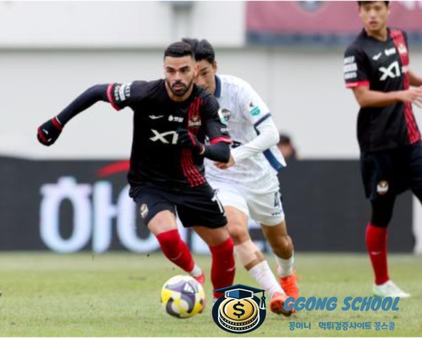 FC 서울 윌리안과 나상호가 2025년 3월 15일 강원 FC 원정 경기에서 공격과 수비를 펼치는 모습 class=