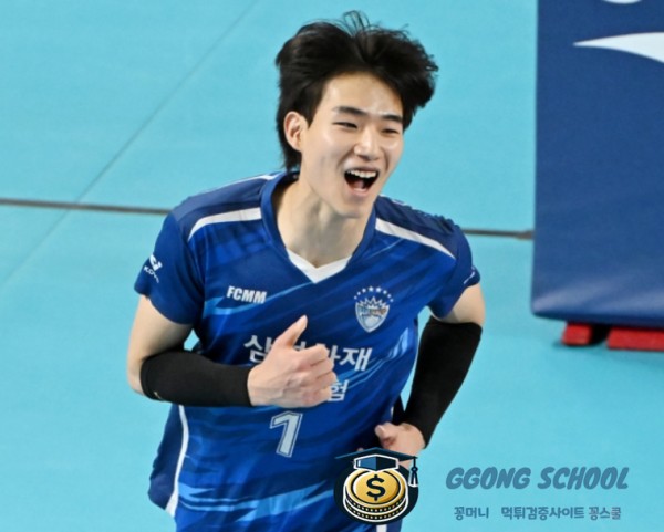삼성화재 블루팡스의 이크바이리와 김정호가 OK저축은행 원정 경기에서 공격과 수비에 집중하는 모습 class=